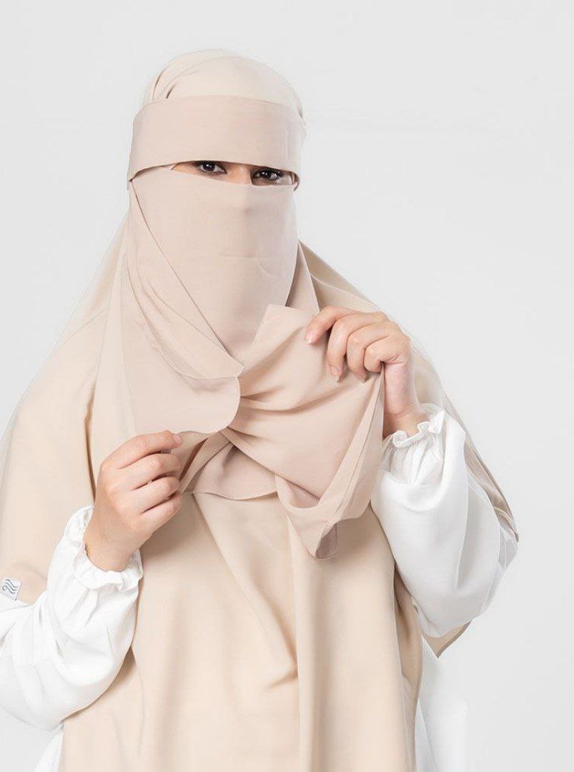 Eating tanda niqab with khimar