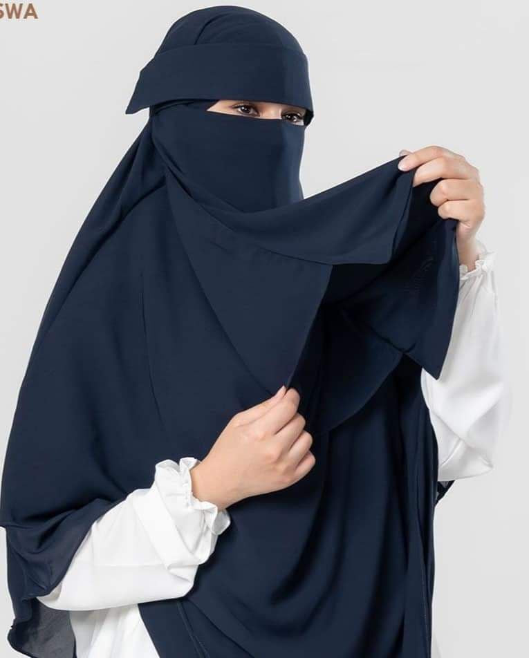 Eating tanda niqab with khimar