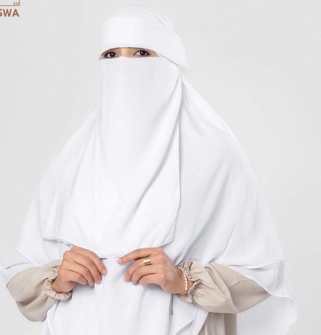 Eating tanda niqab with khimar