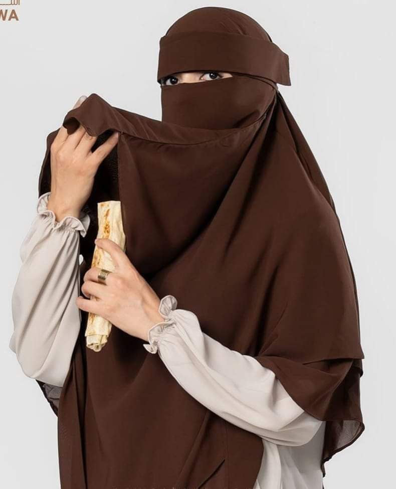 Eating tanda niqab with khimar